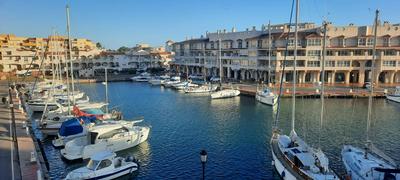 Moderno apto con vistas al puerto, aire acondicionado,wifi,piscina,fácil aparcamiento