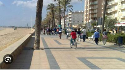 apartamento cerca playa ,estación tren y garaje gratis en finca