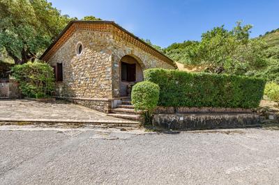 Local Stone Cottage With Shared Pool - Happy Rentals