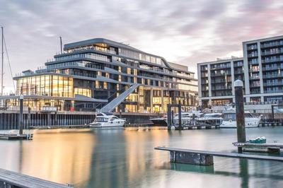 Welcome - BUSINESS or PLEASURE! Southampton 'City Vibes' # Stylish Apartment with Outdoor Courtyard! 1-4 Guests BOOK YOUR CITY BREAK or PRE-CRUISE STAY! CL