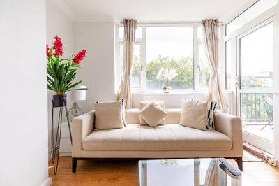 Bright 3-Bedroom Flat Parking 4KTV & Balcony