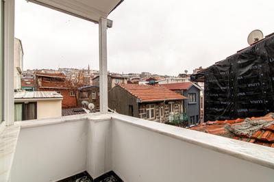 Chic Apartment in Balat, Fatih with Balcony