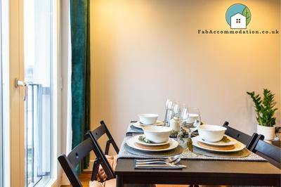 Amazing Flat-Parking available-By FabAccommodation