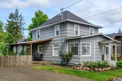 Updated 1912 Carlton Farmhouse - In Town!