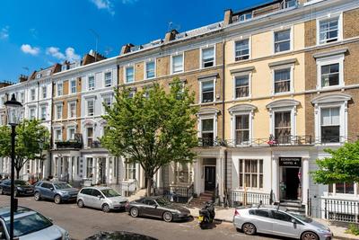 2-Bedroom Victorian Apartment in Kensington