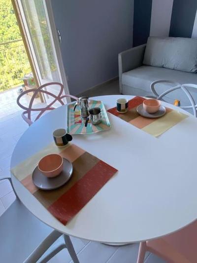 Una suite pop nel blu della Costiera