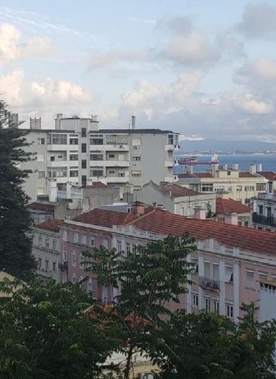 Sunny Double Room in a Shared Apartment close to Lisbon Downtown