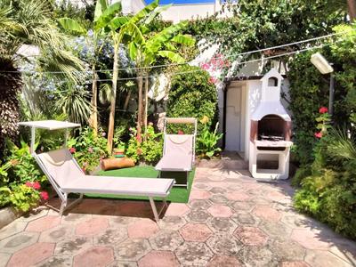 Villetta con ampio giardino a due passi dal mare
