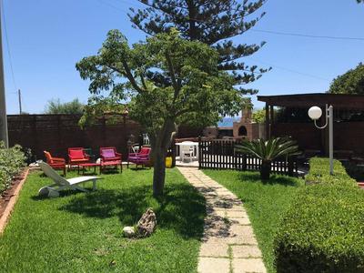 Apartment in villa with swimming pool 20 meters from the sea
