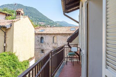 GuestHost - Roomy Flat in Domaso with small balcony