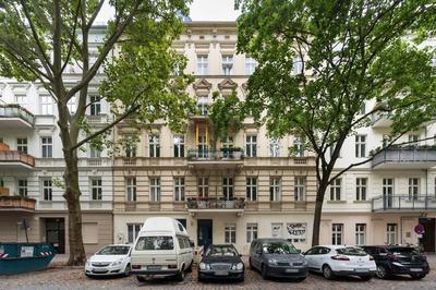 The Gleditsch - Central Schöneberg location, 1BR, 1 living room, group friendly, ideal for 2 - 4 Guests