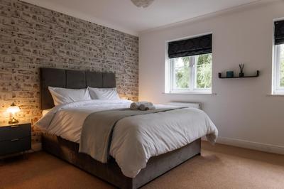 Spacious 4-Bedroom House in Aylesbury Ideal for Contractors Professionals or Larger Families