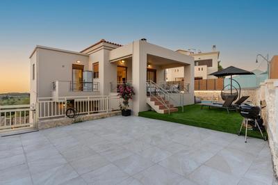 Family Villa Ismini with Private Pool & Stunning Views, near Rethymno and the Beach