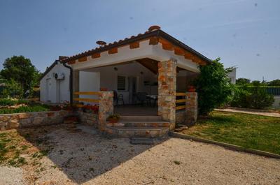 Holiday Home Eta With Pool