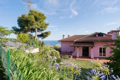 GuestHost - Amazing Apartment with Private Parking & Pool