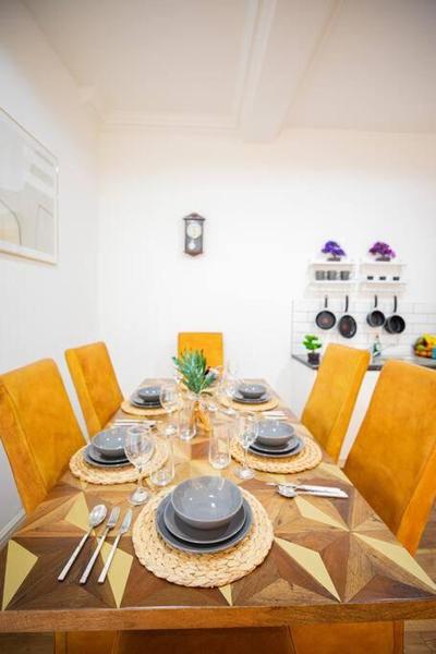 Perfect Location 4bed 2 bath Spacious Apartment