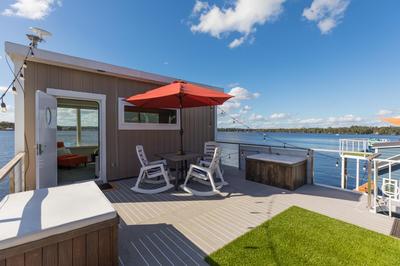 New Floating Luxury: Unique Houseboat Retreat