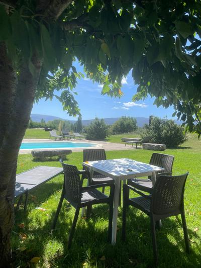 casa rural de un artista en plena naturaleza piscina y parque de esculturas en villarcayo