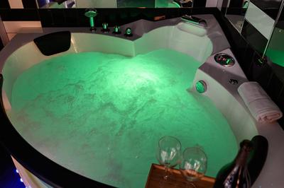 Stylish with Jacuzzi by NDP rent