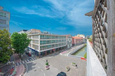 Modern, contemporary flat-15 minutes to Venice