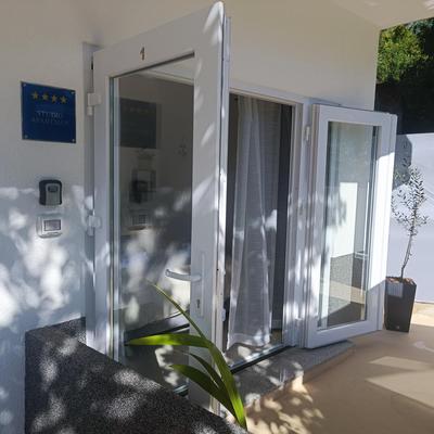 Cozy Studio Apartment with Terrace + Free Parking