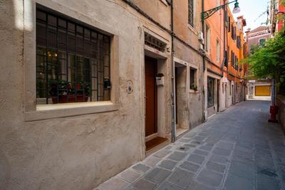 Loving in Venice, 5 stars
