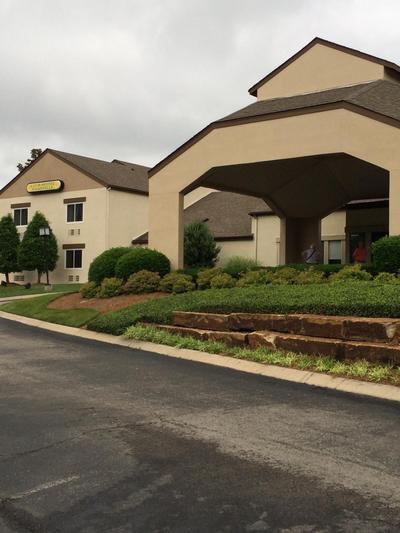 Club Hotel Nashville Inn & Suites