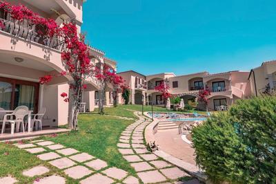 ISA-Residence with swimming-pool in Badesi, apartments with air conditioning and private outdoor space