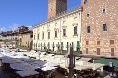 Verona Luxury Flats , Piazza Erbe with balcony on main square