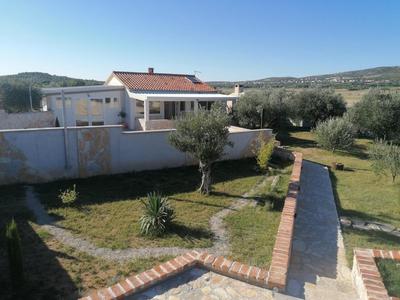 Holiday home with private pool and mini golf Fjaka, Zadar region