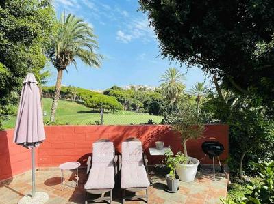 Casa de 3 plantas, con jardín y vistas al golf