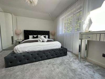 5 min from the beach O2 academy shared bathroom and kitchen
