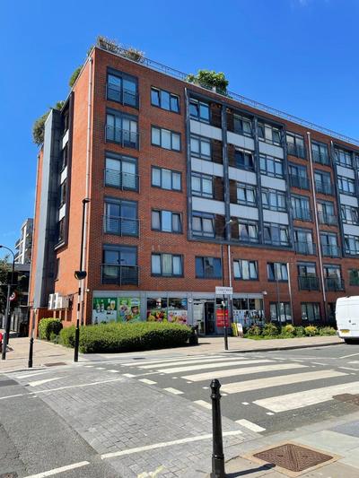 Cosy 1 bedroom apartment with balcony near Chiswick