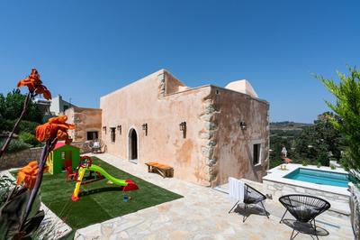 Butterfly, a historical villa with pool & hot tub!