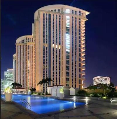 BGC, Luxe McKinley Condo at Venice Residences, Free Parking and WiFi