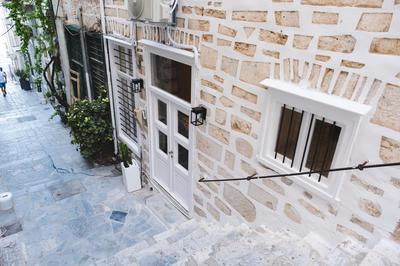 Hayes suite syros