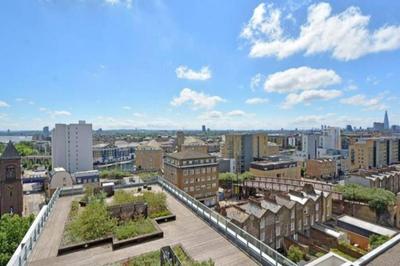 Spacious 3 bed with city views in Limehouse