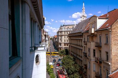 Exclusive Dohany Apartment With Balcony next to the New York Café