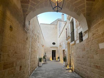 Palazzo de Carlo e il parco dei 7 pozzi