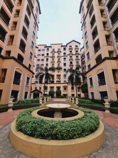 Modern Minimalist Condo near Airport