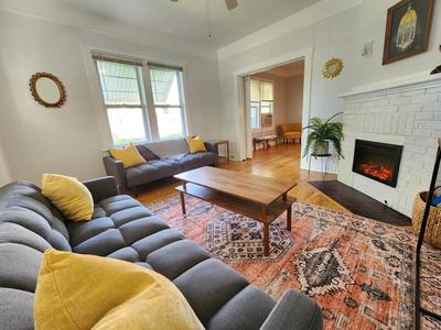 Cozy Vintage Bungalow @Mills50 District