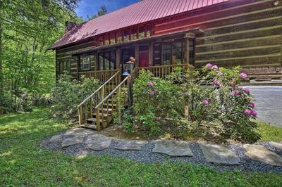 Creekside cabin w/ hot tub, fireplace & trail