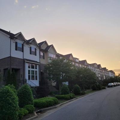 Modern & Luxurious 3 Bdrm 2.5 Bath Townhome