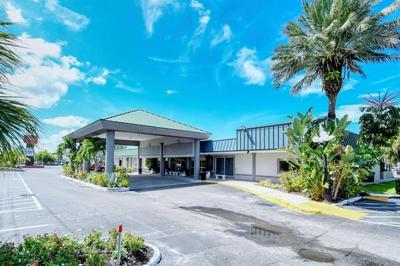 Waterfront, Pool, Tiki Bar & Grill, Gym, location!