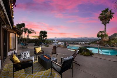 Sun&Star Studded Central Luxury with Hottub, Pool, Views