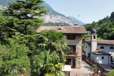 Villa retro'e parco con vista castello
