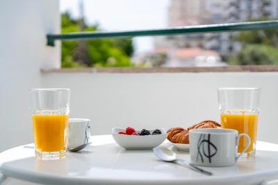 Modern 2 BDR Flat W/Balcony and Pool by LovelyStay