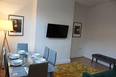 Grove Bay Inn Home in Leeds - Harehills