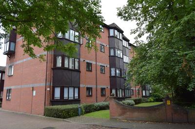 Spacious flat with free parking in Croydon