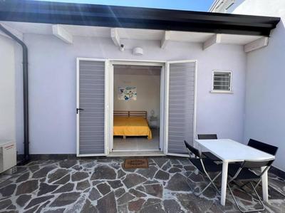 Sottocosta dependance: stanza con bagno e parking